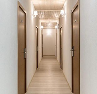 Внутренняя отделка коридора  построенной компанией ВИРМАК гостиницы. Московская области, г. Лобня